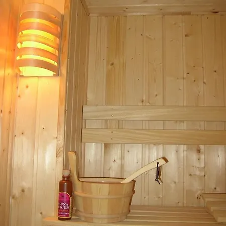 Schwarzkiefer, Haus Am Wald